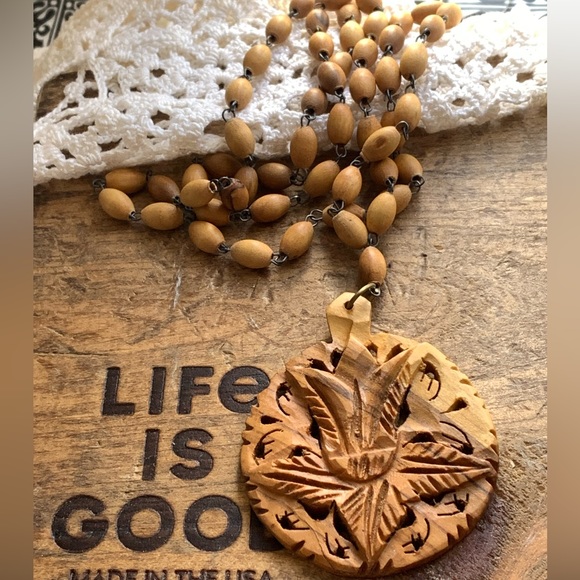 Vintage Stunning Wooden Medallion Flower Bohemian Necklace Women’s Jewelry - Picture 1 of 7